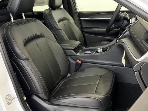 New 2025 Jeep Grand Cherokee Limited w/ Luxury Tech Group II image 12