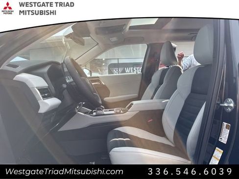New 2025 Mitsubishi Outlander SE image 10