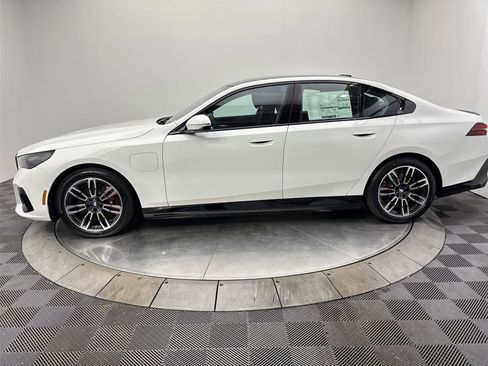 New 2026 BMW 550e xDrive w/ Premium Package image 16