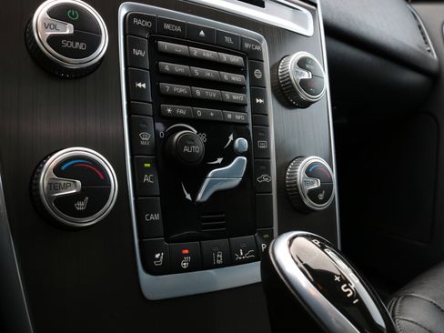 Used 2015 Volvo XC60 T5 Platinum image 34