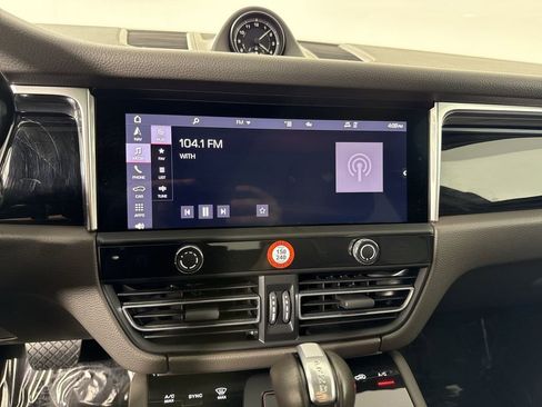 Certified 2025 Porsche Macan AWD/4WD image 28