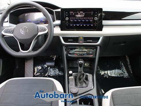 Certified 2025 Volkswagen Taos SE AWD/4WD image 18