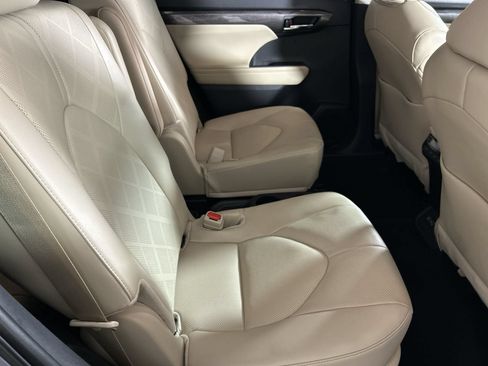 Used 2024 Toyota Highlander Platinum FWD image 26