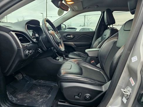 Used 2019 Jeep Cherokee Latitude Plus w/ Comfort/Convenience Group image 18