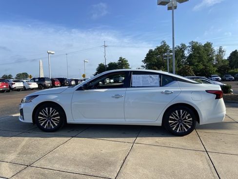 Used 2025 Nissan Altima 2.5 SV FWD image 9
