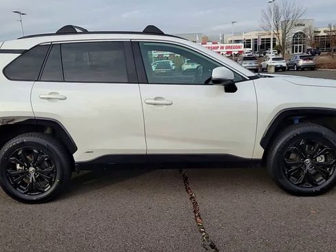 Used 2022 Toyota RAV4 SE image 9