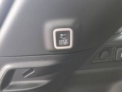 Used 2023 Jeep Grand Cherokee L Laredo image 9