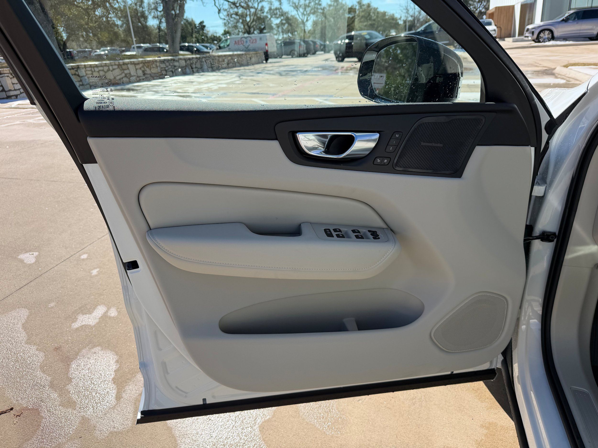 New 2026 Volvo XC60 B5 Ultra w/ Protection Package Premier AWD/4WD image 17