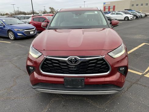 Used 2021 Toyota Highlander Limited image 3