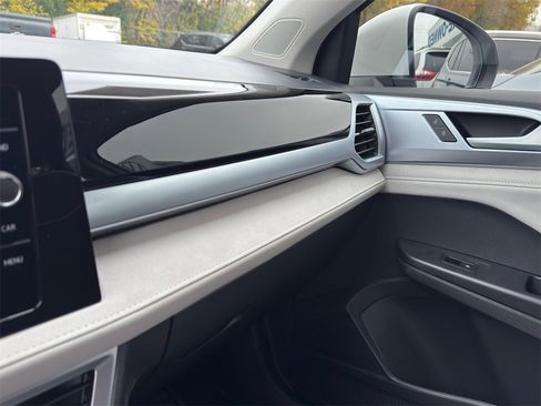 New 2025 Volkswagen Taos SE image 17