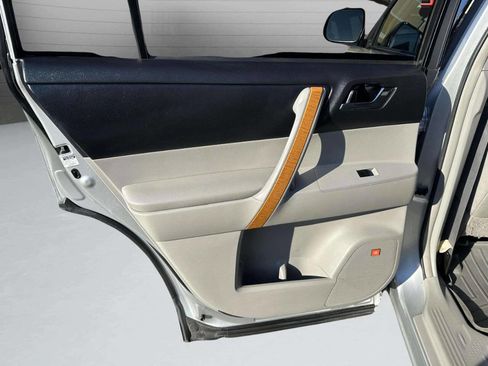 Used 2010 Toyota Highlander Limited image 19