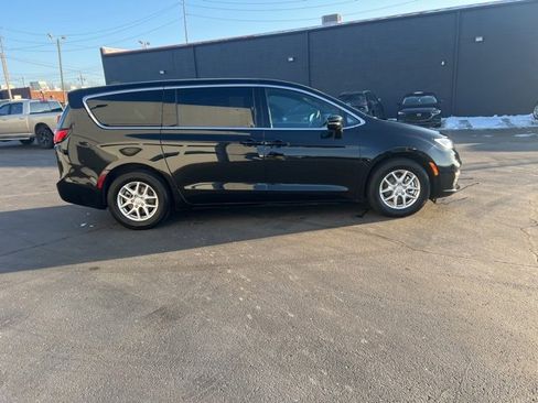 Used 2026 Chrysler Pacifica Select image 5