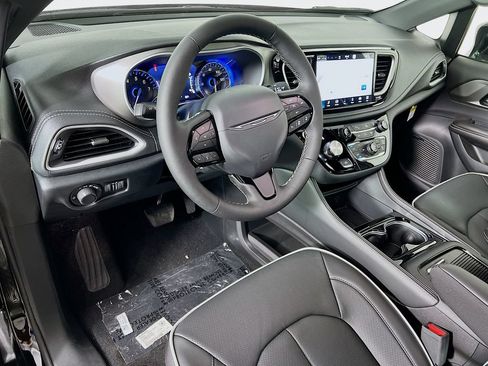 New 2027 Chrysler Pacifica Limited AWD/4WD image 9