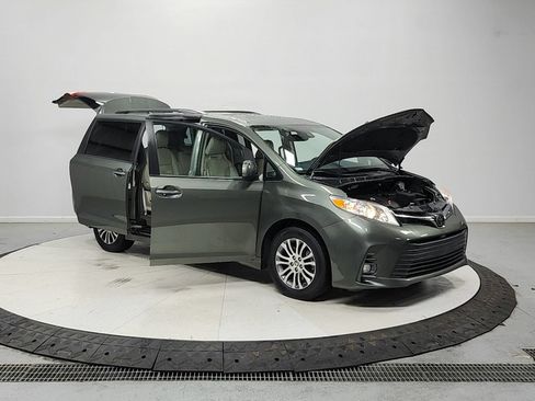 Used 2020 Toyota Sienna XLE Premium FWD image 10