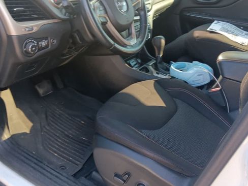 Used 2017 Jeep Cherokee Latitude w/ Comfort/Convenience Group FWD image 5