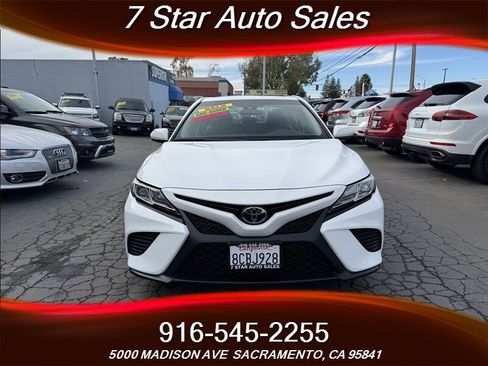Used 2018 Toyota Camry SE image 2