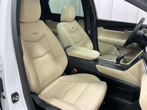 Used 2019 Cadillac XT5 Premium Luxury w/ Driver Assist Package image 8