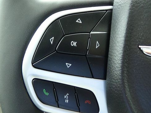 Used 2024 Chrysler Pacifica Limited AWD/4WD image 25