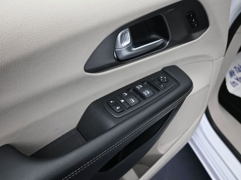 Used 2024 Chrysler Pacifica Touring-L FWD image 13