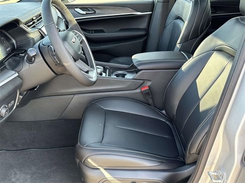 New 2025 Jeep Grand Cherokee Limited image 13