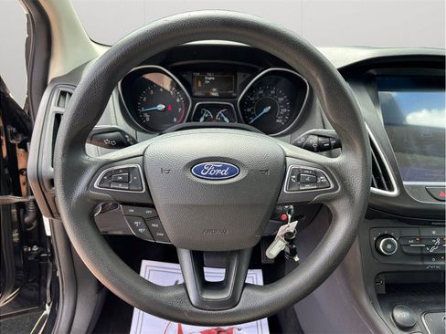 Used 2018 Ford Focus SE w/ SE Appearance Package FWD image 17