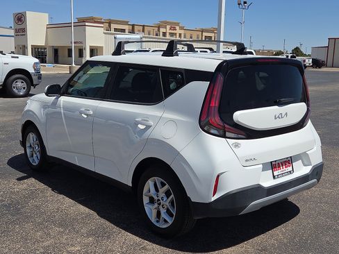 Used 2023 Kia Soul LX w/ LX Technology Package image 3
