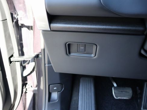 Certified 2025 Land Rover Range Rover SE image 33