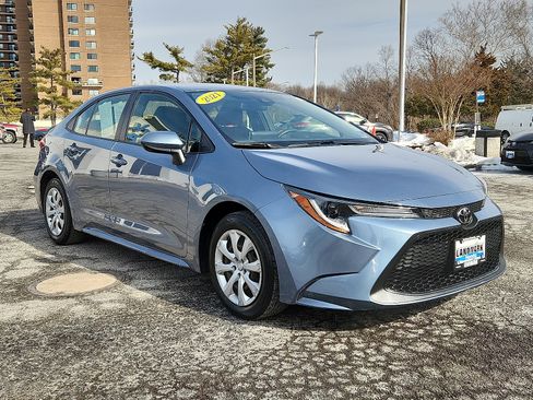 Used 2021 Toyota Corolla LE image 3