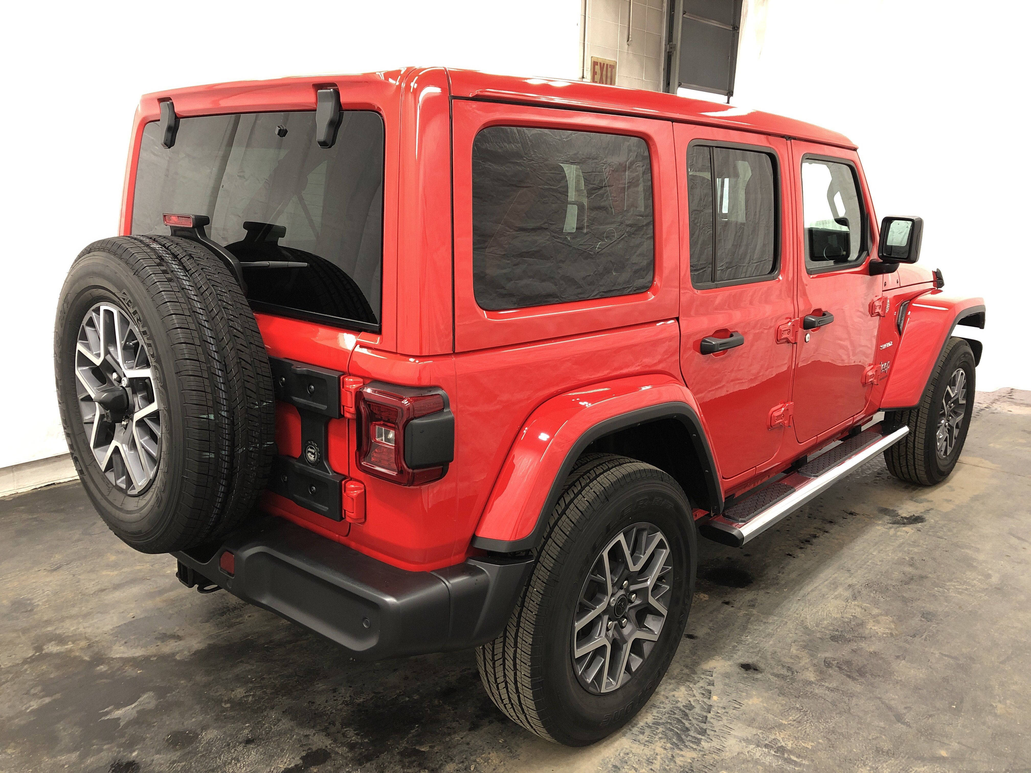 Certified 2024 Jeep Wrangler Unlimited Sahara w/ Technology Group AWD/4WD image 5