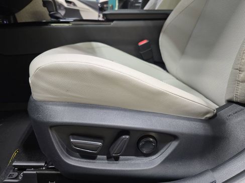 Used 2025 Toyota Camry XLE image 29