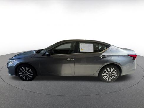 Used 2025 Nissan Altima 2.5 SV image 9