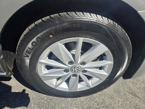 Used 2015 Volkswagen Golf S FWD image 9