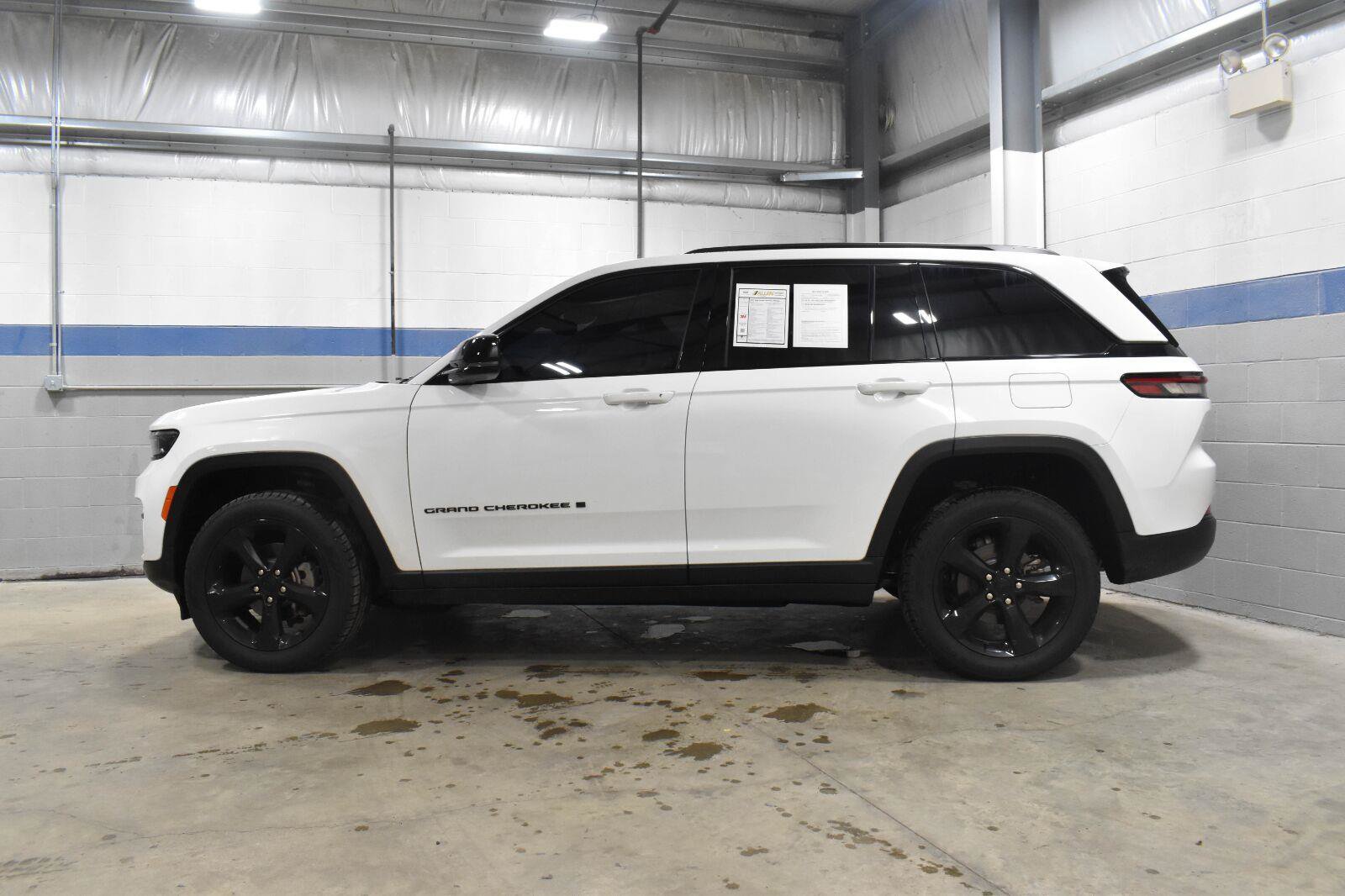 Used 2024 Jeep Grand Cherokee Altitude AWD/4WD image 19