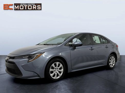 Used 2025 Toyota Corolla LE FWD image 2