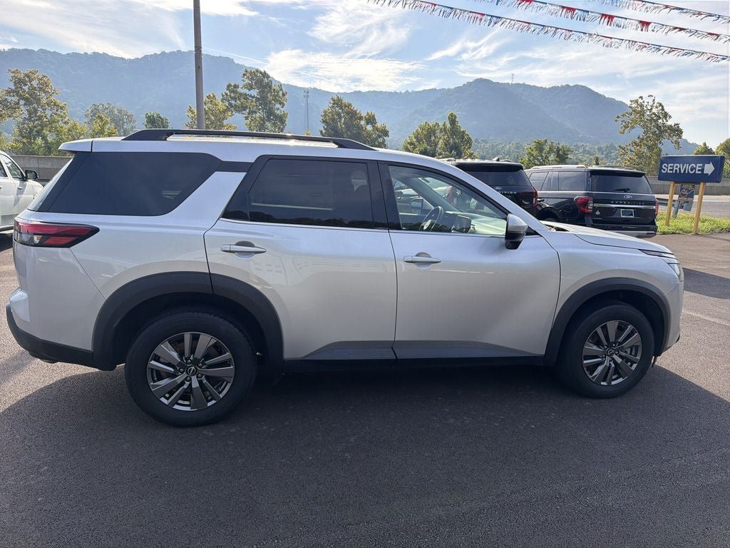 Used 2025 Nissan Pathfinder SV AWD/4WD image 3