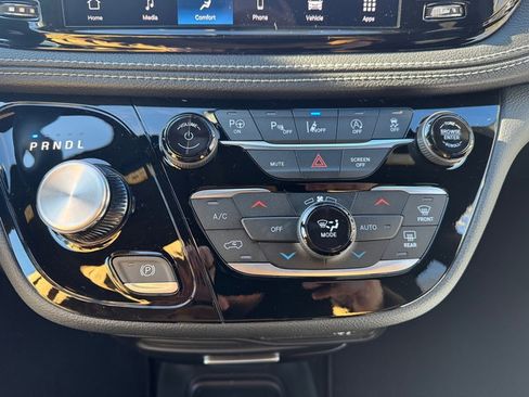 Used 2025 Chrysler Pacifica Select image 31