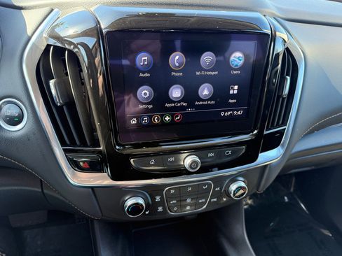 Used 2021 Chevrolet Traverse LT image 12