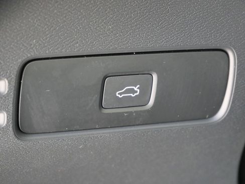 Used 2024 Volvo XC40 B5 Core image 33