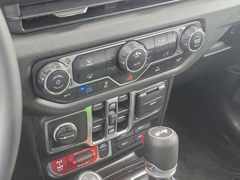 Used 2024 Jeep Wrangler Unlimited image 16