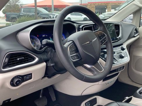 Used 2023 Chrysler Pacifica Touring-L image 9