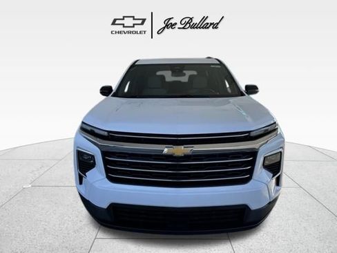 Used 2025 Chevrolet Traverse LT image 3