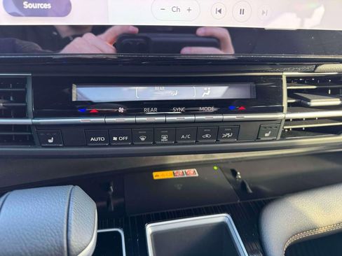 Used 2025 Toyota Sienna XLE Woodland Edition image 29