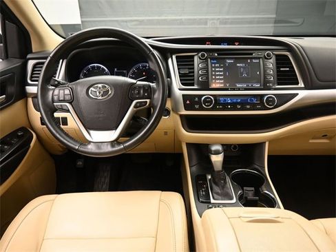 Used 2017 Toyota Highlander XLE image 9