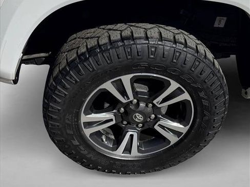 Used 2017 Toyota Tacoma TRD Sport w/ Premium & Technology Package AWD/4WD image 9