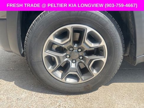 Used 2022 Jeep Cherokee Trailhawk image 4