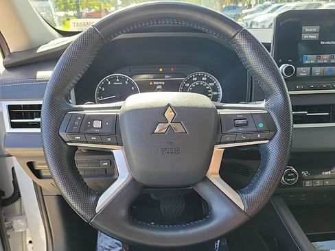 Used 2022 Mitsubishi Outlander SE image 16