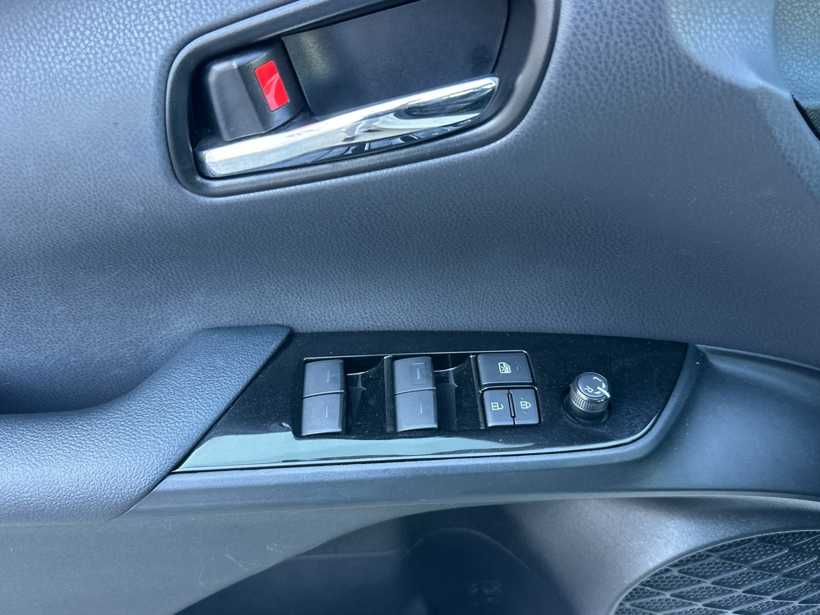 Used 2019 Toyota Prius XLE AWD/4WD image 11