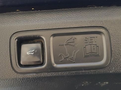 Used 2021 Ford Expedition Limited image 11