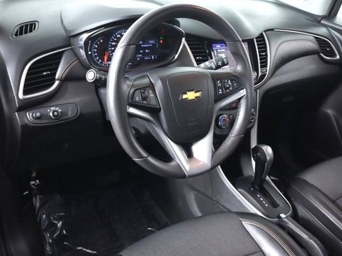 Used 2021 Chevrolet Trax LT w/ LT Convenience Package image 9