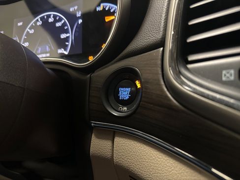 Used 2017 Jeep Grand Cherokee Overland w/ Jeep Active Safety Group image 34